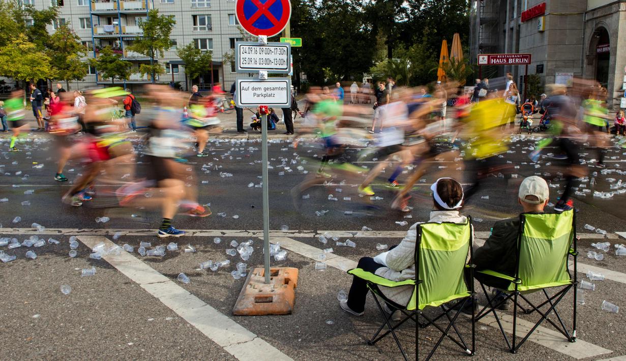 Warga duduk santai menyaksikan peserta Berlin Maraton beraksi di Berlin (25/9/2016). (AFP/dpa/ Gregor Fischer / Germany OUT)