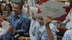 Pendiri LSI, Denny JA dan ribuan pelajar SMA saat pelatihan 1000 juru bicara Pancasila di Aula Universitas Terbuka, Tangsel, Kamis (16/8). Kegiatan ini diikuti lebih dari 2000 ribu murid SMA dari Jakarta, Tangsel dan Depok. (Merdeka.com/Arie Basuki)