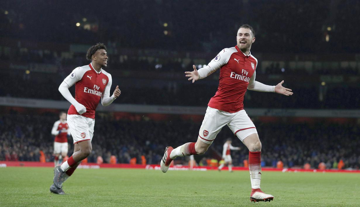 Pemain Arsenal, Aaron Ramsey (kanan) merayakan golnya ke gawang Everton pada laga Premier League di Emirates Stadium, London, (3/2/2018). Arsenal menang 5-1. (AFP/Adrian Dennis)