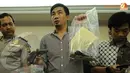 Kasubdit Resmob Polda Metro Jaya, AKBP Adex Yudiswan menunjukkan senjata api yang sering digunakan para tersangka saat melakukan aksi kejahatannya (Liputan6.com/Helmi Fithriansyah)