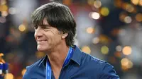 Joachim Low - Pelatih yang mempersembahkan Piala Dunia 2014 untuk Jerman itu sempat tertangkap kamera sedang merokok saat menghadapi Portugal di pentas Euro 2008. Tekanan yang begitu tinggi sebagai pelatih membuatnya sering menghisap rokok dan meminum anggur. (AFP/Franck Fife)