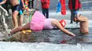 Seorang penggemar renang musim dingin menyelam ke danau yang sebagian beku di Shenyang, di provinsi Liaoning, China pada 25 Januari 2022. Berenang di musim dingin adalah kegiatan olahraga yang jarang dijumpai kecuali di beberapa negara dengan musim dingin yang cukup panjang. (STR/AFP)