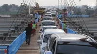 Kendaraan pemudik melintasi Jembatan Kali Kuto pada ruas tol fungsional Batang-Semarang, Gringsing, Batang, Jateng, Rabu (13/6). Jembatan ini dioperasikan sementara untuk arus mudik dan arus balik Lebaran 2018. (Liputan6.com/Arya Manggala)