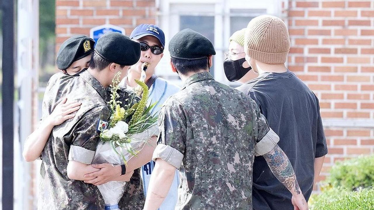 Terlihat kehadiran RM, J-Hope, Jimin, V, dan Jungkook pagi ini di Yeoncheon, lokasi Jin bertugas, untuk menyambut antusias bebas tugasnya Jin. Sementara Suga yang bertugas di bidang pelayanan sosial, dikabarkan akan bertemu setelah jam kerja di gedung HYB