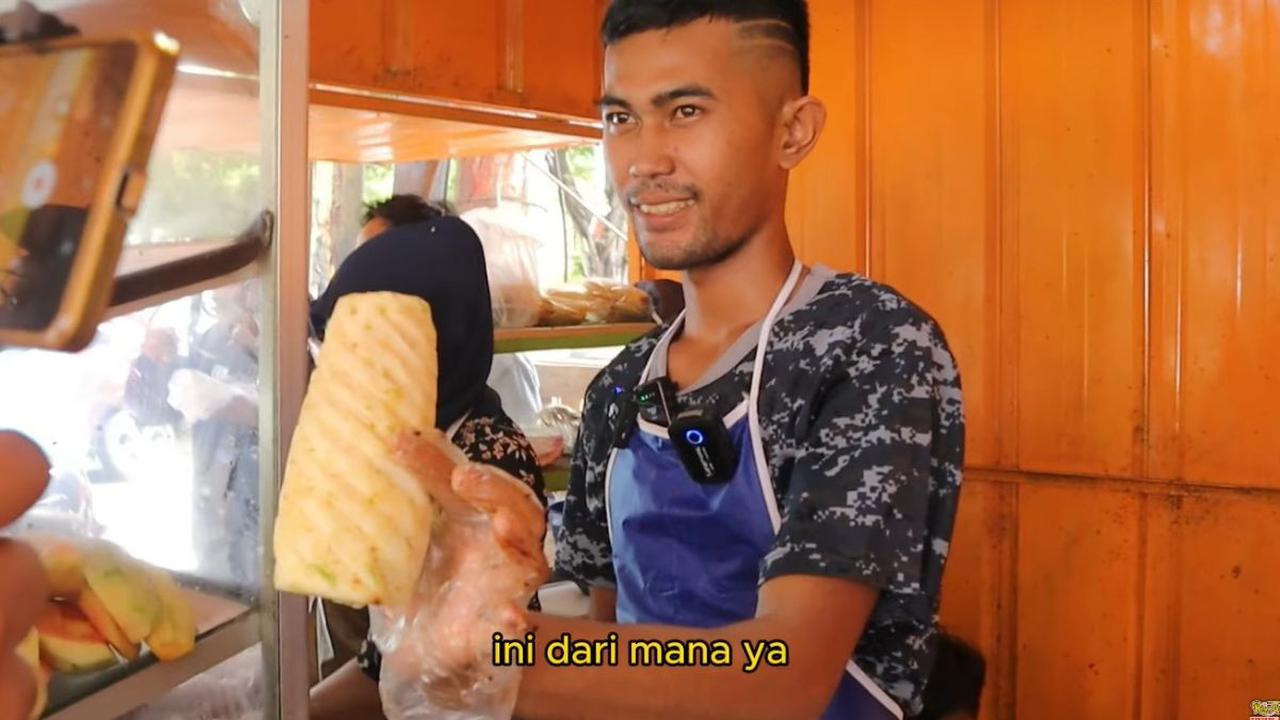 Berjualan Rujak Ulek