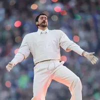 Melihat detail busana Bad Bunny di Super Bowl 2026 (@badbunnyyofficial)