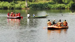 Sebuah perahu dengan 11 wisatawan lokal tenggelam  pada Minggu (3/8) yang menyebabkan satu orang anak dan satu pria dewasa hilang di sekitar setu sementara sembilan penumpang lainnya selamat. (ANTARA FOTO/Jafkhairi)
