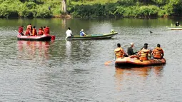 Sebuah perahu dengan 11 wisatawan lokal tenggelam  pada Minggu (3/8) yang menyebabkan satu orang anak dan satu pria dewasa hilang di sekitar setu sementara sembilan penumpang lainnya selamat. (ANTARA FOTO/Jafkhairi)