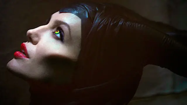 [VIDEO] Angelina Jolie Menjadi Penyihir Jahat Maleficent di Grammy Awards