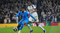 Ademola Lookman dan Pape Matar Sarr berebut bola dalam laga leg kedua babak 16 besar Liga Champions antara Tottenham vs Atletico Madrid, 19 Maret 2026. (AP Photo/Kin Cheung)