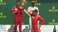 Pembalap Ferrari, Sebastian Vettel (depan), menjuarai balapan F1 GP Inggris, di Sirkuit Silverstone, Minggu (8/7/2018). (Twitter/F1)