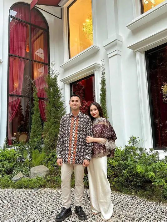 Dalam momen spesial tersebut, Nagita tampil memukau dengan gaya elegannya yang menggabungkan unsur tradisional dan modern. [@raffinagita1717].