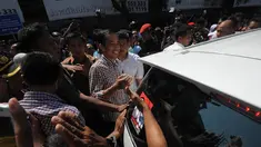 Capres Joko Widodo melakukan kegiatan blusukan ke Pasar Kota, Gresik, Jawa Timur, Minggu (29/6/14). (Liputan6.com/Herman Zakharia)