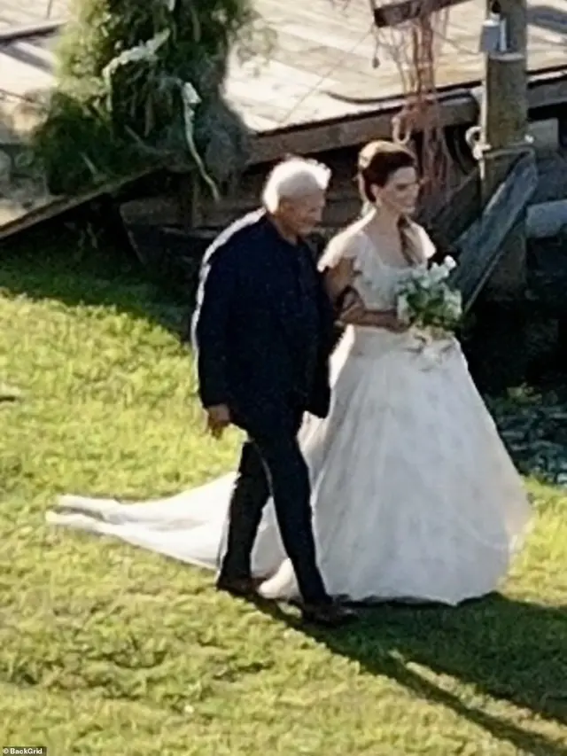 Potret Lana Del Rey Bergaun Putih, Dinikahi Alligator Tour Guide di Louisiana