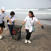 Lebih dari 100 Kg Sampah Terangkut di Bersih-bersih Pantai Petitenget Bali