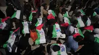 Warga Palestina mengusung jenazah anggota keluarga Hassayna dan Abu Sharia yang diselimuti bendera Palestina saat pemakaman di Kota Gaza, Selasa (4/8/2026). Mereka tewas dalam serangan Israel pada 2023 dan jenazahnya baru ditemukan dari bawah reruntuhan. (Dok. AP/Jehad Alshrafi)