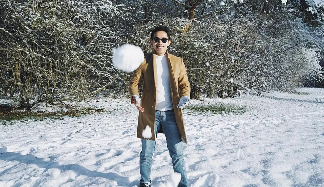 Putra kedua Khofifah ini sudah lama tinggal di Beijing, China untuk menuntut ilmu. Saat bermain salju pun penampilannya terlihat modis. (Liputan6.com/IG/@yoomrj)