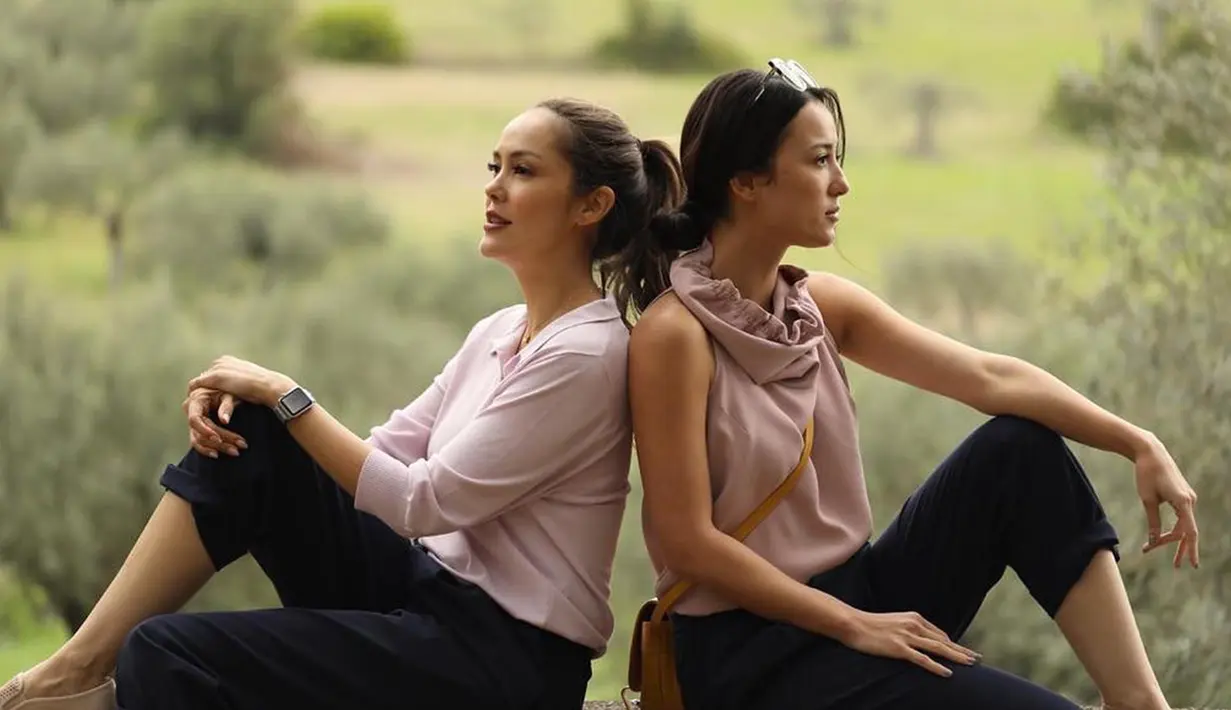 Sama-sama menggeluti industri hiburan, Cathy Sharon dan Julie Estelle sangat jarang terlihat bersama. Meski begitu keduanya tetap terlihat akrab saat berlibur bersama. (Liputan6.com/IG/@julstelle)