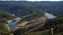 Sungai Zezere mengalir jauh di bawah level biasanya karena kurangnya hujan, di dekat Pedrogao Grande, Portugal tengah, 17 Februari 2022. Portugal telah mengalami minim curah hujan sejak Oktober lalu. (AP/Sergio Azenha)