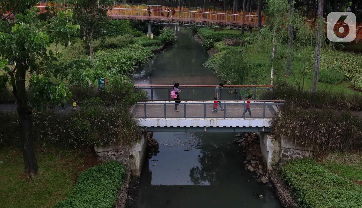 Pengunjung menikmati suasana Taman Tebet Eco Park, Jakarta, Rabu (1/2/2023). Pemerintah Provinsi (Pemprov) DKI Jakarta terus mendorong penghijauan di seluruh wilayah. (Liputan6.com/Herman Zakharia)