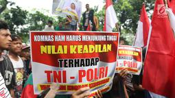 Masa dari aliansi mahasiswa dan pemuda relawan cinta NKRI membawa poster dalam aksi damai di kantor Komnas HAM Jakarta, Senin (17/6/2019). Mereka menuntut Komnas HAM bersikap adil untuk menginvestigasi korban kerusuhan 21-22 Mei dimana aparat keamanan juga menjadi korban. (Liputan6.com/Angga Yuniar)