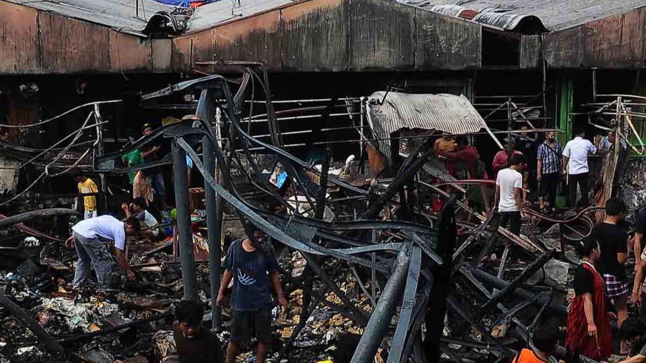 Sebanyak 18 unit mobil pemadam kebakaran telah dikerahkan ke lokasi untuk mengendalikan kobaran api yang melahap ratusan kios.
