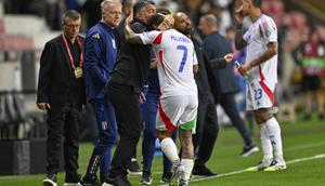Pemain Italia, Matteo Politano, dipeluk oleh pelatih Gennaro Gattuso saat ia ditarik keluar lapangan dalam laga Kualifikasi Piala Dunia 2026 zona Eropa Grup I antara Israel dan Italia di Stadion Nagyerdei, Debrecen, Hungaria, Senin, 8 September 2025. (AP Photo/Denes Erdos)