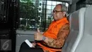 Tersangka suap APBD Sumut dan Hak Interpelasi DPRD Sumut Chaidir Ritonga berada di mobil tahanan usai pemeriksaan di KPK, Jakarta, Senin (7/3). Berkas Anggota DPRD Sumut periode 2014-2019 itu sudah lengkap dan siap disidangkan. (Liputan6.com/Helmi Afandi)
