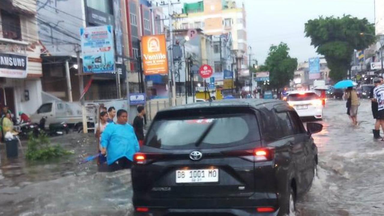 Hujan yang terjadi di Kota Manado pada, Selasa (1/10/2024), menyebabkan banjir di sejumlah kawasan di ibukota Provinsi Sulut itu.