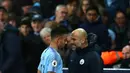 Manajer Wolverhampton Wanderers Nuno Espirito Santo (kiri) berbincang dengan pelatih Manchester City Pep Guardiola saat keduanya bertemu dalam pertandingan Premier League di Stadion Etihad, Manchester, Senin (14/1). (AP Photo/Dave Thompson)