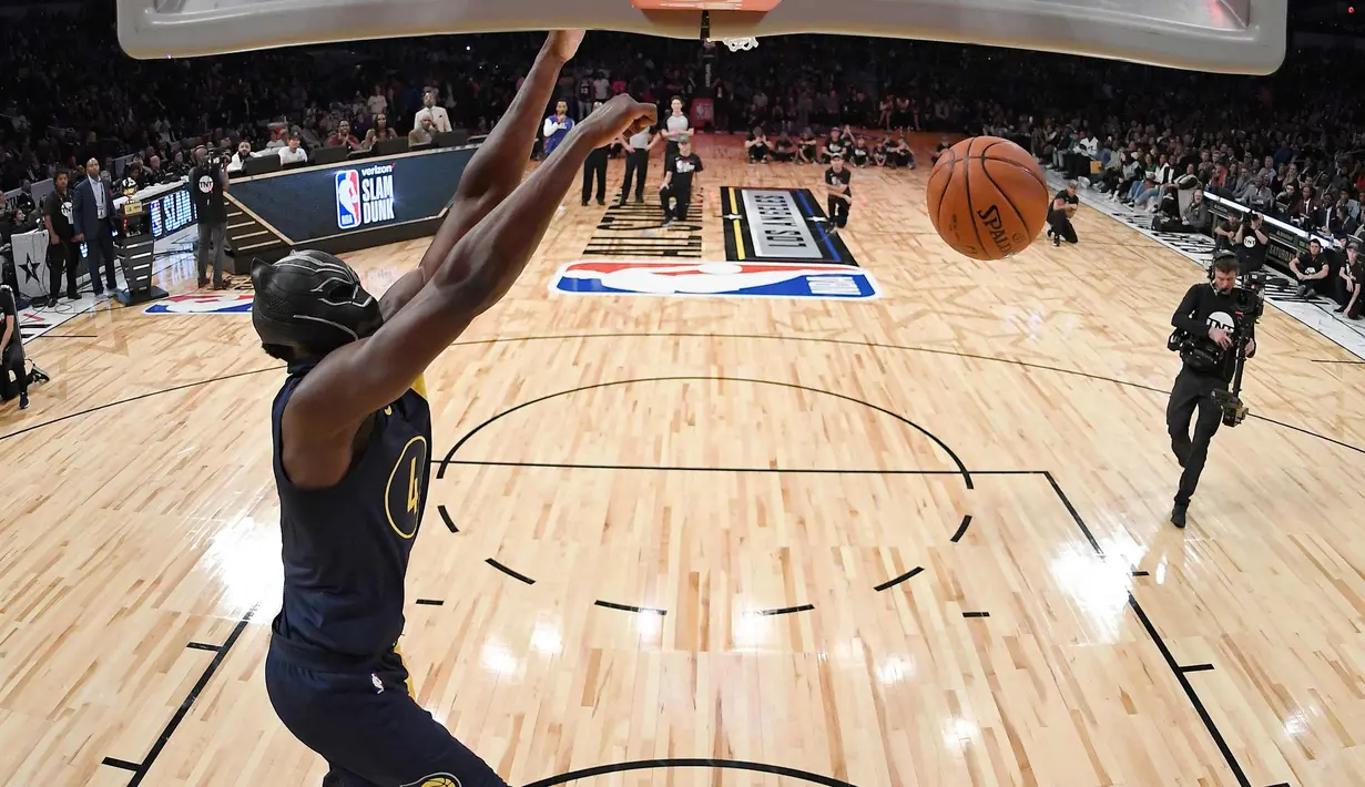 Pemain Indiana Pacers, Victor Oladipo saat memasukan bola saat mengikuti kontes basket All-Star NBA All-Star 2018 di Los Angeles, AS (17/2). Victor Oladipo tampil unik menggenakan topeng dari film "Black Panther". (AP Photo/Chris Pizzello, Pool)