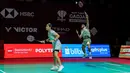 Pasangan ganda campuran Indonesia, Jafar Hidayatullah/Felisha Pasaribu berusaha mengembalikan kok ke arah wakil Korea Selatan, Kim Jae Hyeon/Jang Ha Jeong dalam babak 32 besar Indonesia Open 2026 di Istora Senayan, Jakarta, Rabu (03/06/2026). (Bola.com/Bagaskara Lazuardi)
