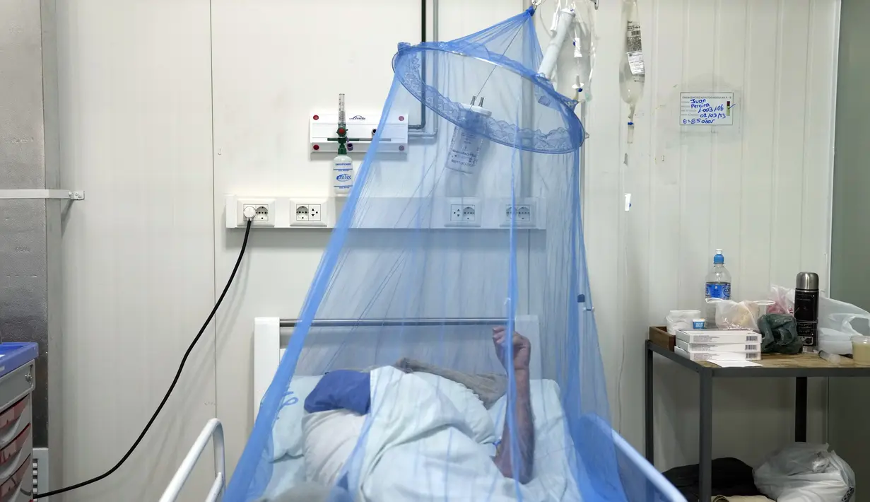 Seorang pasien yang terinfeksi chikungunya menjalani perawatan di Rumah Sakit Clinicas di San Lorenzo, Paraguay, Jumat (3/3/2023). Pada bulan Februari, Organisasi Kesehatan Pan Amerika atau PAHO melaporkan bahwa kasus di wilayah tersebut meningkat tajam pada tahun 2022, dengan 271.000 penyakit dilaporkan, naik dari 137.000 pada tahun 2021. (AP Photo/Jorge Saenz)