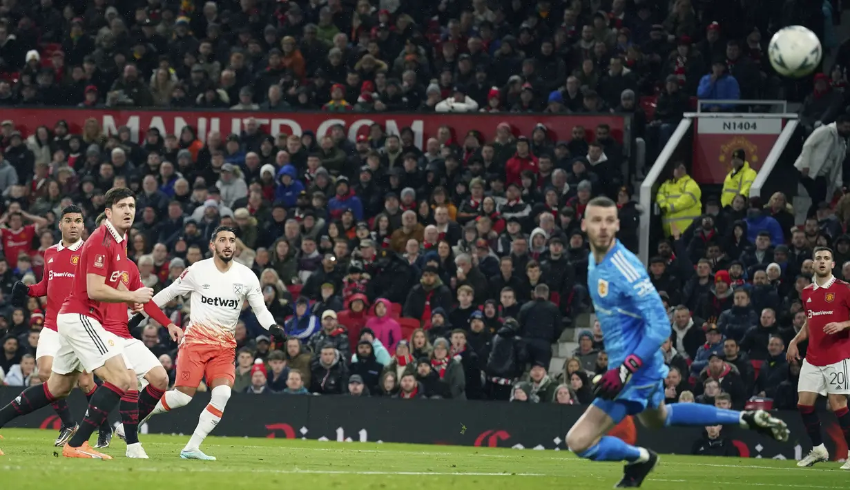Pemain West Ham United, Said Benrahma (ketiga kiri) mencetak gol pertama timnya ke gawang Manchester United pada laga putaran kelima Piala FA 2022/2023 yang berlangsung di Stadion Old Trafford, Manchester, Kamis (02/03/2023) WIB. MU berhasil menang comeback 3-1. (AP Photo/Dave Thompson)