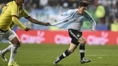 Lionel Messi (kanan) ditarik kaosnya pleh pemain Kolombia, Alexander Mejia dalam perempatfinal Copa America 2015 di Viña del Mar, Cile. (26/6). (AFP PHOTO/JUAN BARRETO)