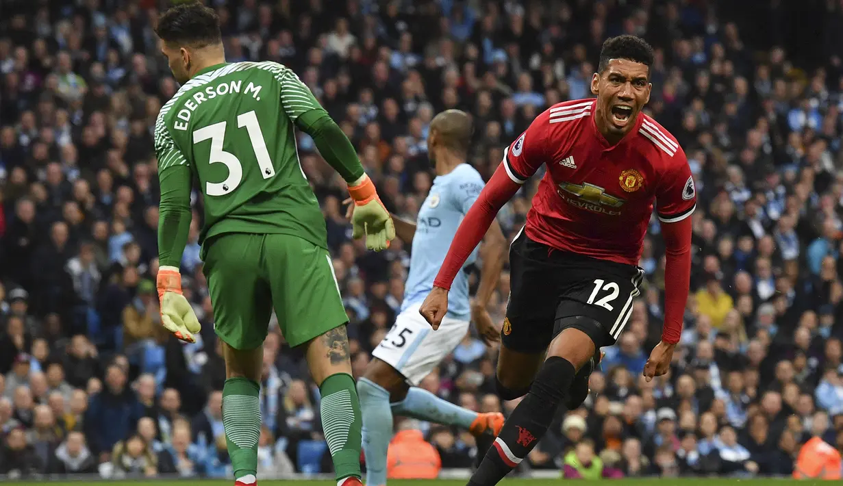 Chris Smalling. Bek tengah Inggris berusia 32 tahun yang telah 3 musim memperkuat AS Roma ini sempat memperkuat Fulham selama 2 musim usai didatangkan dari Maidstone pada awal musim 2008/2009 dengan status bebas transfer. Pada awal musim 2010/2011 ia ditarik ke Manchester United dengan nilai transfer 8 juta euro dan bertahan selama 9 musim hingga 2018/2019 serta total tampil dalam 323 laga di semua ajang dengan torehan 18 gol dan 4 assist. Dua gelar Liga Inggris berhasil diraihnya pada musim 2010/2011 dan 2012/2013. (AFP/Ben Stansall)