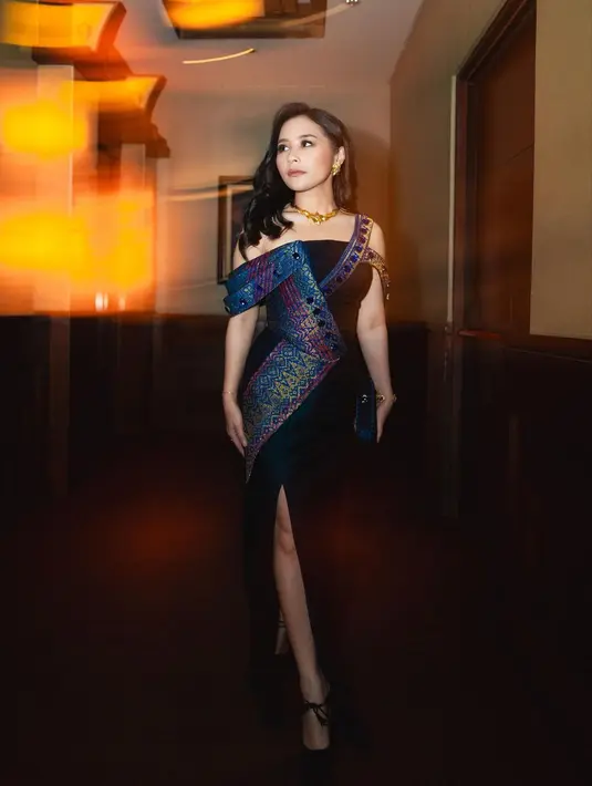 Prilly mengenakan gaun rancangan Jacob Will yang menggabungkan nuansa modern dan etnik [@prillylatuconsina96]