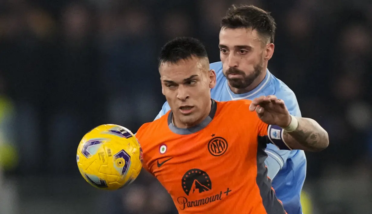 Pemain Inter Milan, Lautaro Martinez (kiri) berusaha melewati kiper Lazio, Mario Gila pada laga lanjutan Liga Italia 2023/2024 di Olympic Stadium, Roma, Italia, Senin (18/12/2023) dini hari WIB. (AP Photo/Andrew Medichini)