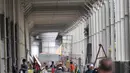 Aktivitas pekerja saat menyelesaikan pembangunan Skybridge Tanah Abang, Jakarta, Minggu (14/10). Jembatan yang menghubungkan Stasiun Tanah Abang dengan Pasar Blok G tersebut rencananya akan diresmikan pada 15 Oktober 2018. (Merdeka.com/Iqbal Nugroho)
