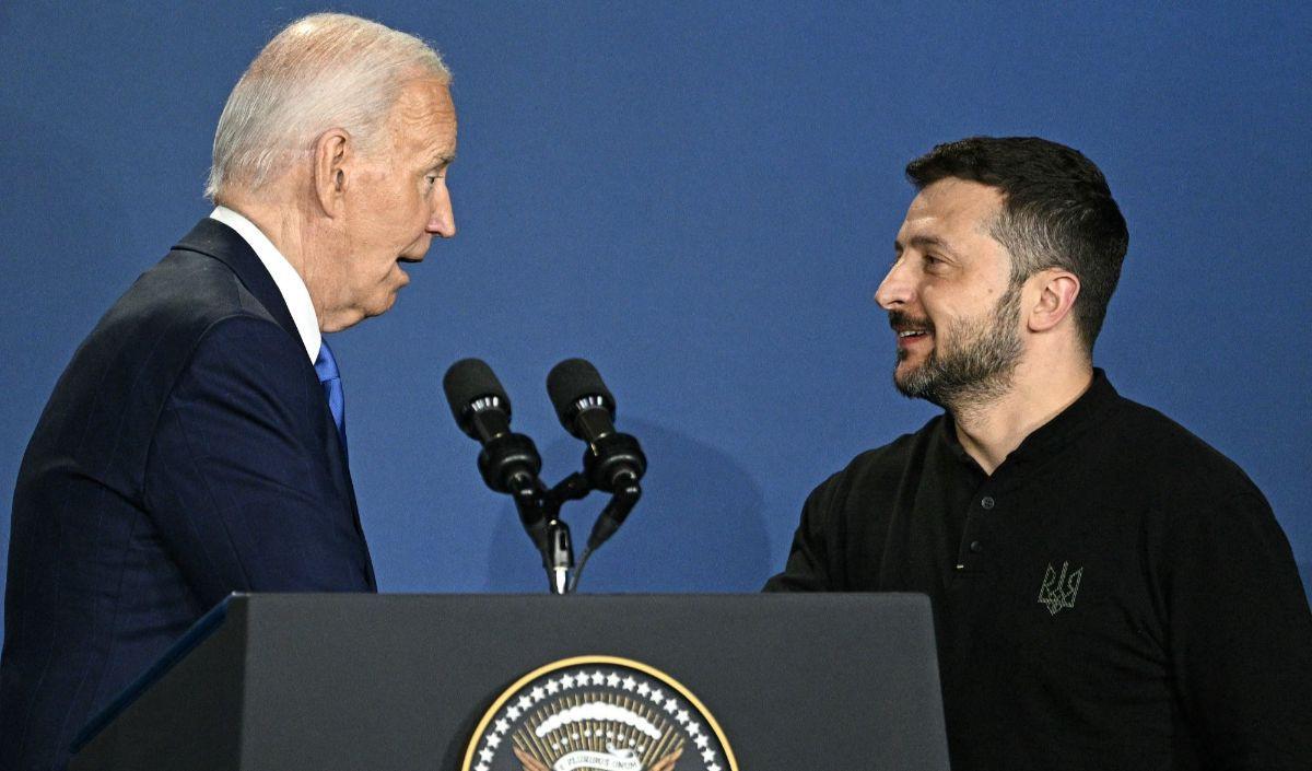Zelenskiy menanggapi kekeliruan Biden itu dengan mengatakan, "Saya lebih baik (daripada Putin)."<br>