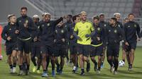 Para pemain Flamengo melakukan pemansan selama sesi latihan tim di Doha, Qatar (19/12/2019). Flamengo lolos ke final final Piala Dunia Antarklub 2019 setelah menang dengan skor 3-1 atas Al Hilal. (AP Photo/Hassan Ammar)