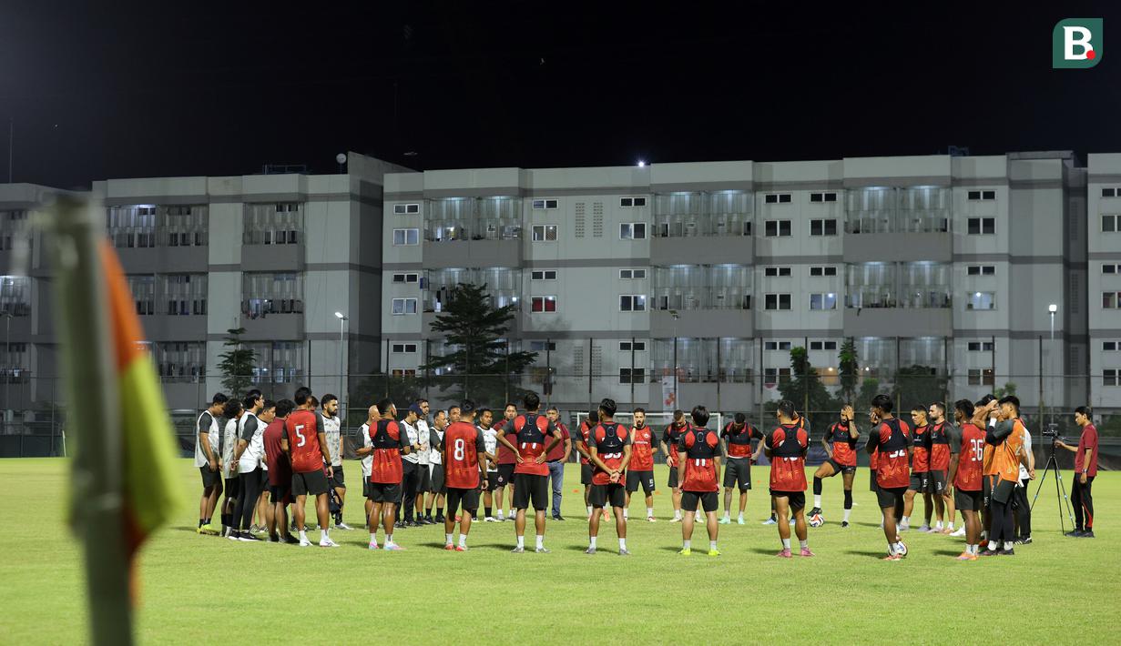 Para pemain dan pelatih Persija Jakarta melakukan briefing sebelum melakukan latihan resmi jelang laga lanjutan BRI Super League 2025/2026 melawan PSM Makassar di lapangan latih Jakarta International Stadium, Jakarta, Kamis (19/02/2026). (Bola.com/Bagaskara Lazuardi)