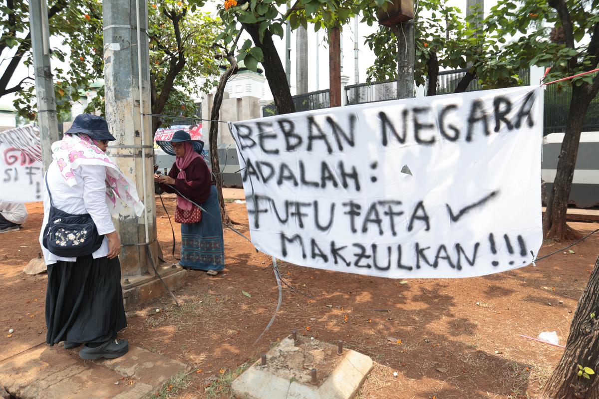 Spanduk Raksasa Terbentang dalam Aksi Tuntut Pemakzulan Gibran