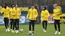 Para pemain Borussia Dortmund melakukan pemanasan selama sesi latihan di Dortmund, Jerman (4/11/2019). Dortmund akan melawan wakil Italia, Inter Milan pada Grup F Liga Champions di Signal Iduna Park. (AP Photo/Martin Meissner)