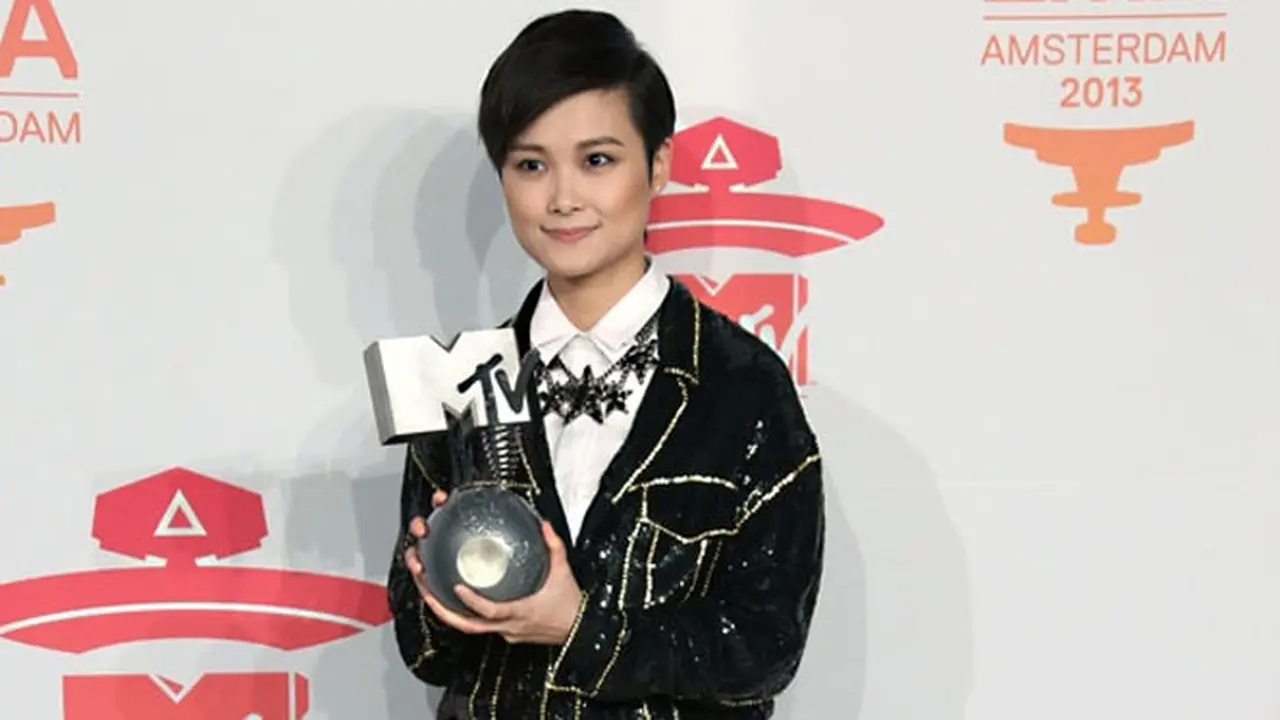 cris-lee-mtv-131112b.jpg