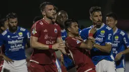 Gelandang Persija Jakarta, Sandi Sute, saling dorong dengan striker Persib Bandung, Jonathan Bauman, pada laga Liga 1 di Stadion PTIK, Jakarta, Sabtu (30/6/2018). Persija menang 1-0 atas Persib. (Bola.com/Vitalis Yogi Trisna)