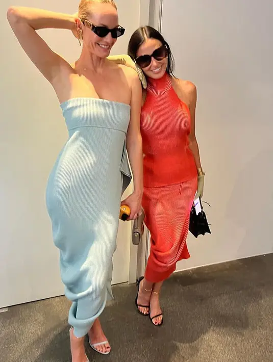 Two pieces warna koral bergaris tersebut terdiri dari rok midi dan atasan berleher tinggi yang cocok di tubuhnya yang kini berusia 60 tahun.  [@demimoore]