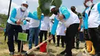 Wakil Menteri PUPR John Wempi Wetipo (kanan) dan Direktur Bendungan, Ditjen SDA (kiri) menanam pohon pada Hari Air Dunia (HAD) ke-30 yang mengusung tema “MANTAB : Melestarikan Air Tanah Agar Berkesinambungan” di Bendungan Randugunting, Blora, Jawa Tengah (30/03/2022). (Liputan6.com/HO/Arief PUPR)