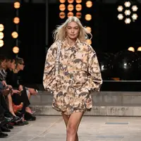 Model AS Gigi Hadid mempersembahkan kreasi untuk peragaan busana Isabel Marant Spring-Summer 2023 pada Paris Womenswear Fashion Week di Paris, Prancis, 29 September 2022. Gigi tampil leggy dalam balutan jaket oversized cameo-print bernuansa militer saat menampilkan busana karya Isabel Marant. (Emmanuel DUNAND/AFP)