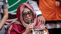 Komedian Tri Retno Prayudati alias Nunung menyampaikan penyesalan saat rilis kasus narkoba di Polda Metro Jaya, Jakarta, Senin (22/7/2019). Nunung ditangkap bersama suaminya, July Jan Sambiran, usai bertransaksi narkoba dengan tersangka TB di kediaman mereka. (Liputan6.com/Faizal Fanani)